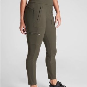 Athleta Headlands Hybrid Cargo Tight size 4